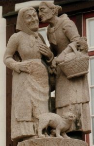 Statue of two gossips talking